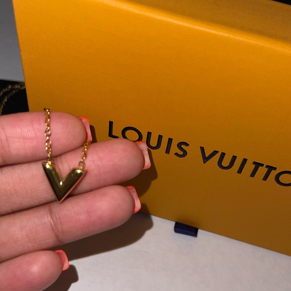V NECKLACE - Picture 3 of 4